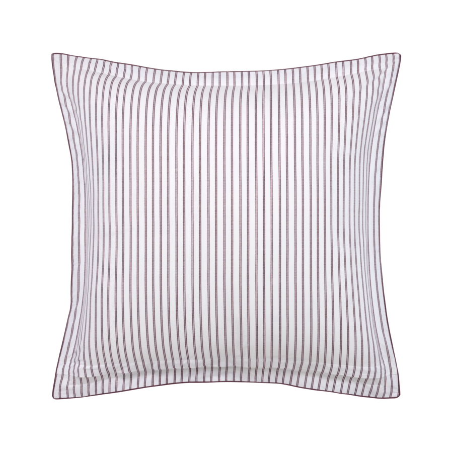 Coussin carré à rayures verticales grises sur fond blanc.