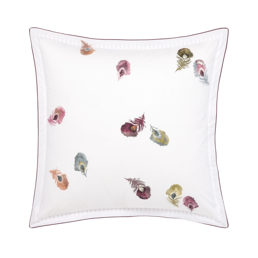 Coussin carré blanc orné de plumes éparpillées façon aquarelle aux couleurs douces, d'une bordure perlée et d'un liseré foncé.