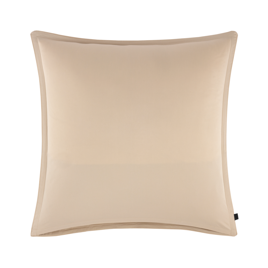 Un coussin décoratif carré beige à bordure à volants sur fond blanc.