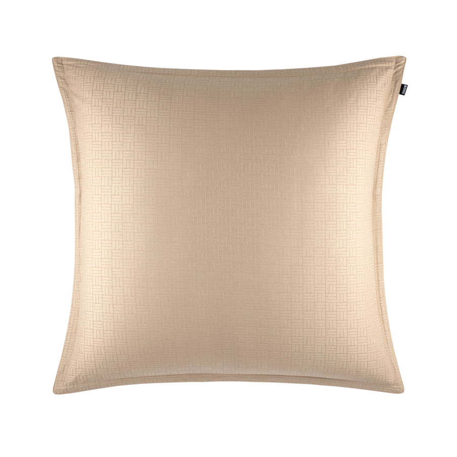 Un coussin décoratif carré beige, orné d'un motif texturé discret en forme de grille sur fond blanc.