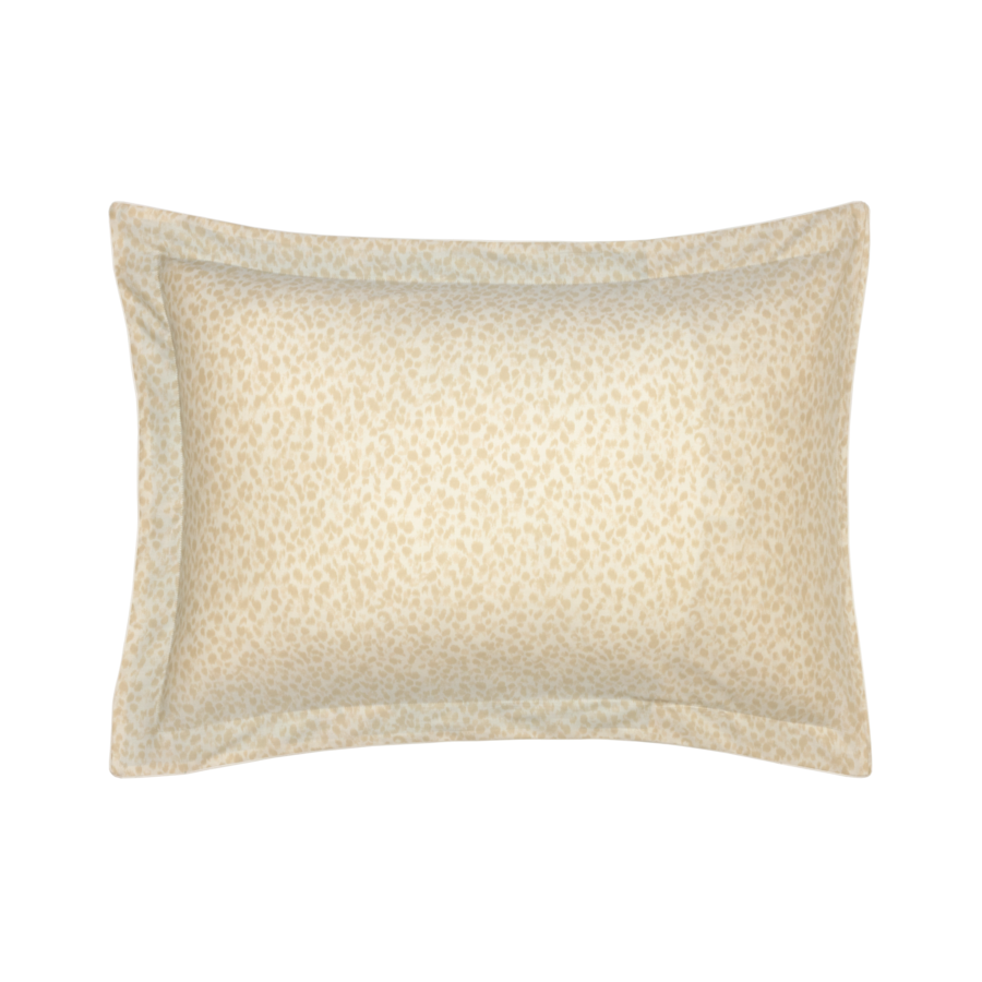 Coussin à imprimé animal beige et crème avec bordure encadrée.