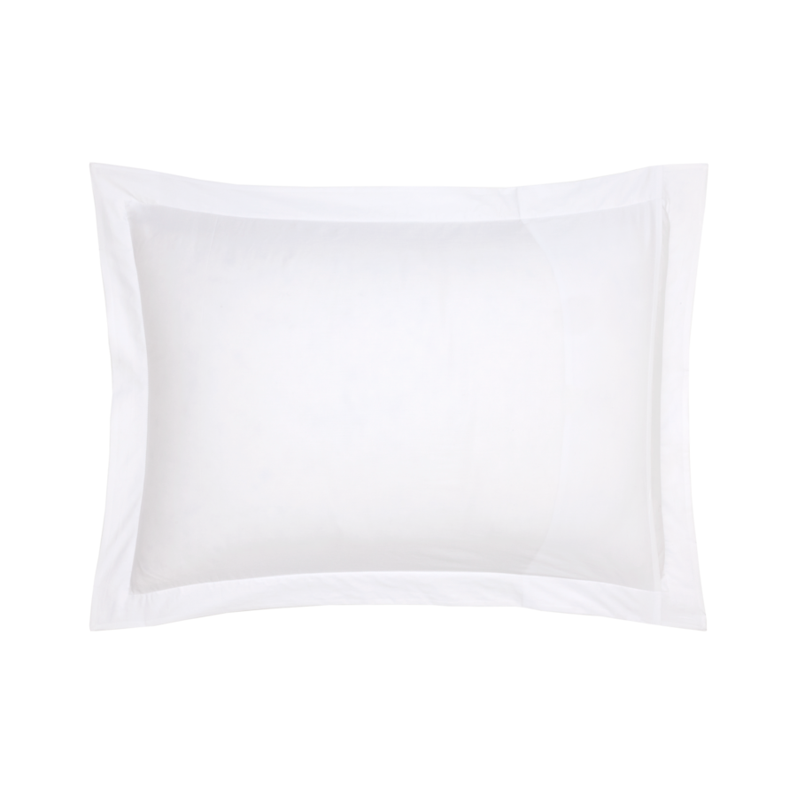 Coussin rectangulaire blanc avec bordure.