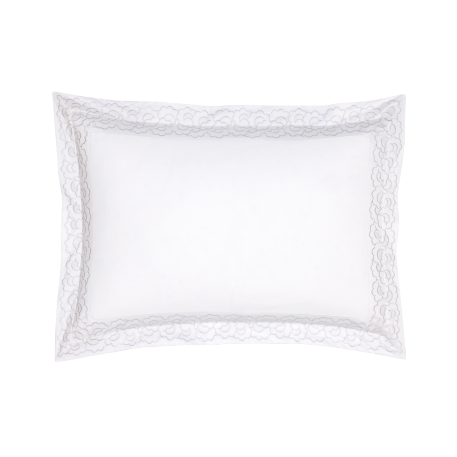 Taie d'oreiller blanche à bordure en dentelle.