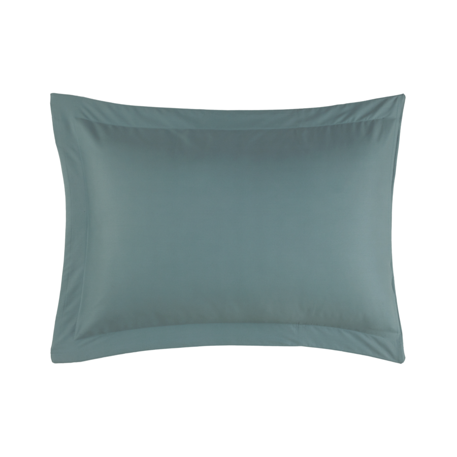 Taie d'oreiller turquoise avec bordure travaillée.