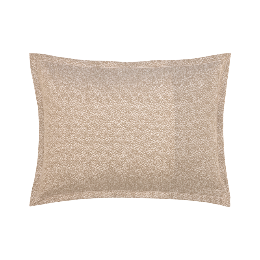 Coussin beige à la texture légèrement texturée.