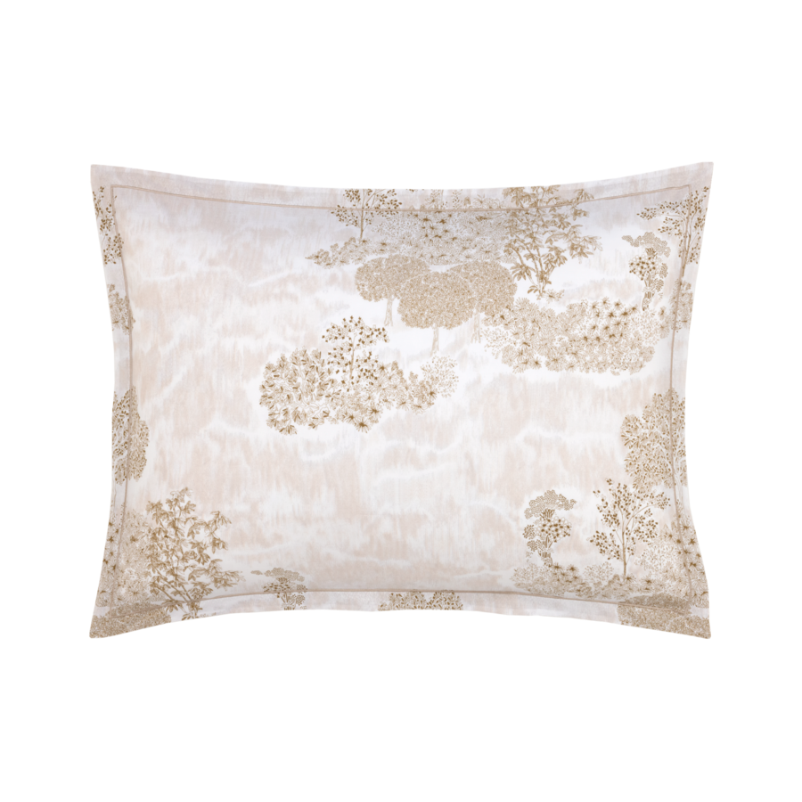 Coussin beige à motif floral doré.