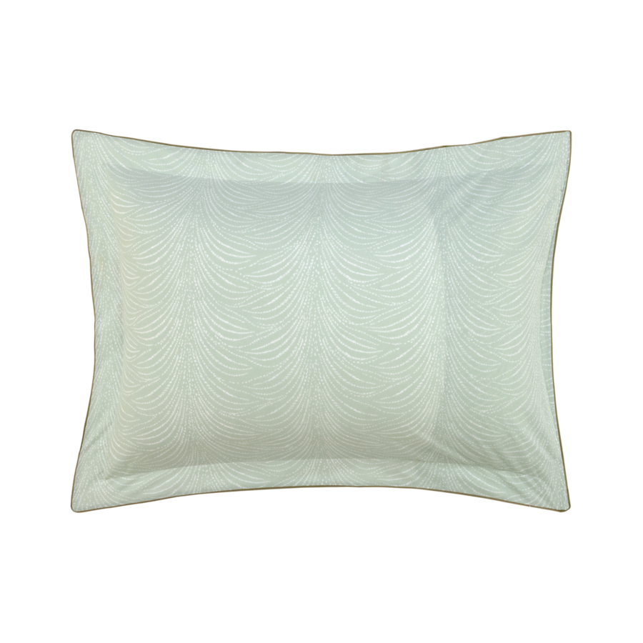 Coussin bleu clair à motifs abstraits blancs et bordure plus foncée.