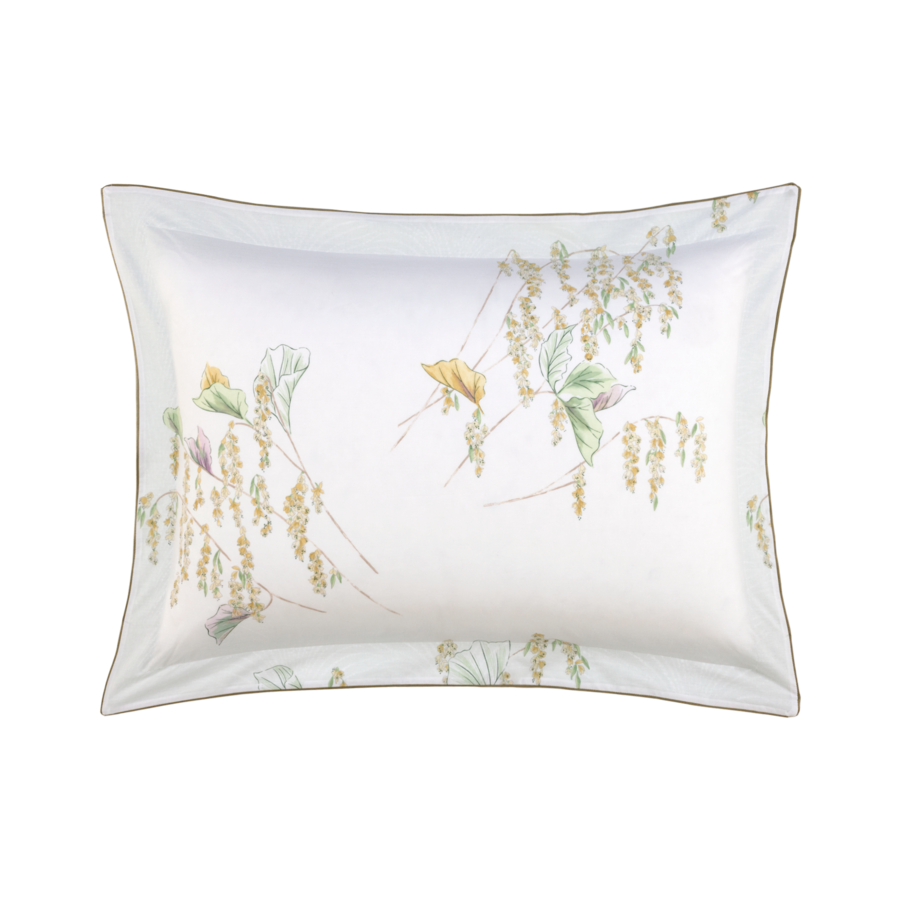 Taie d'oreiller blanche à motif floral jaune et vert ; bordure dorée.