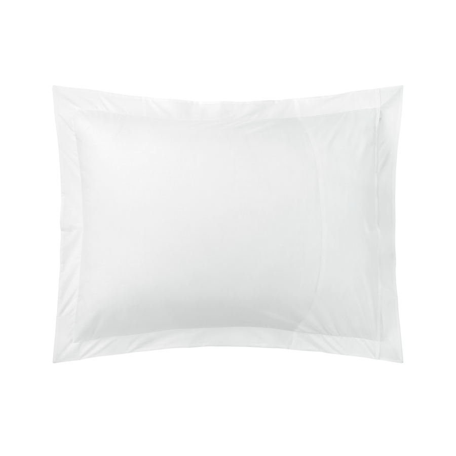 Un oreiller blanc est posé sur une surface blanche.