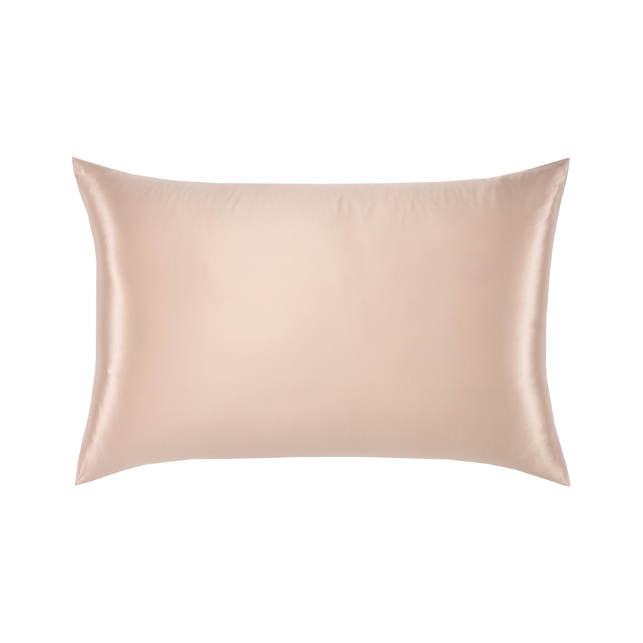 Une taie d'oreiller rectangulaire en satin rose clair, lisse, centrée sur un fond blanc uni.