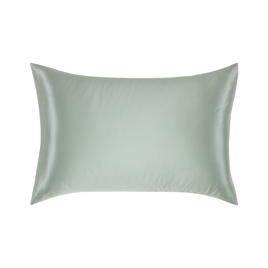 Une taie d'oreiller rectangulaire en soie lisse vert sauge sur fond blanc.