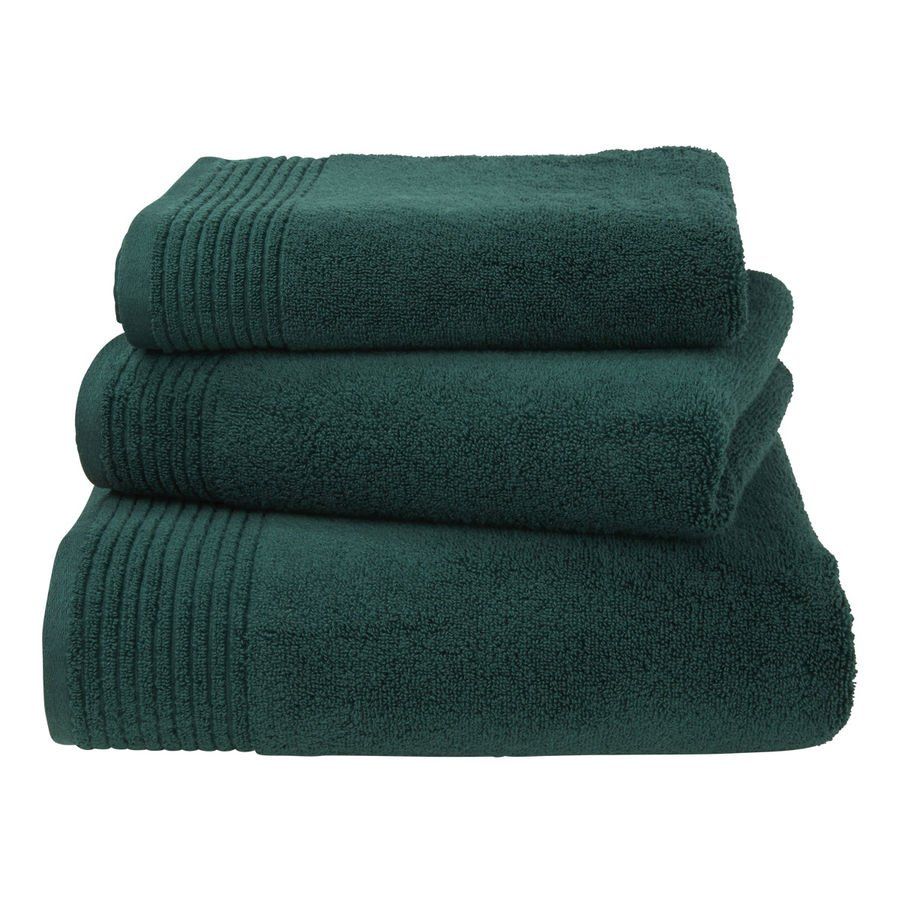 Trois serviettes vertes sont empilées les unes sur les autres