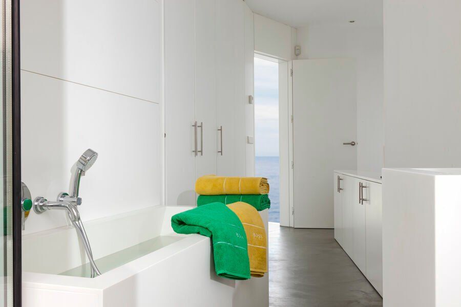 Une salle de bain avec baignoire et douche.