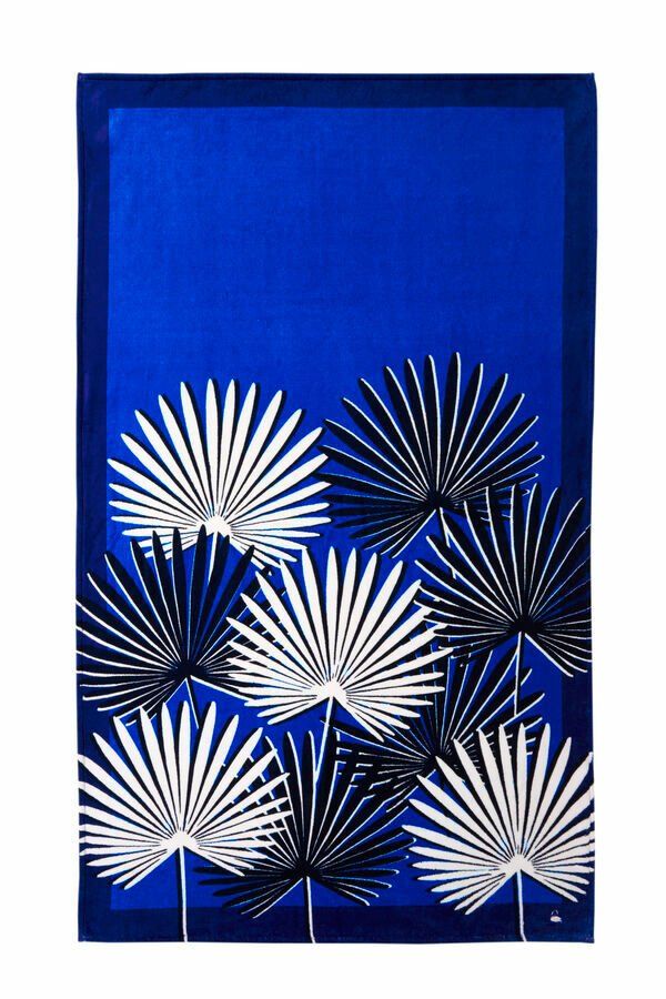 Une serviette bleue avec des feuilles de palmier noires et blanches dessus.