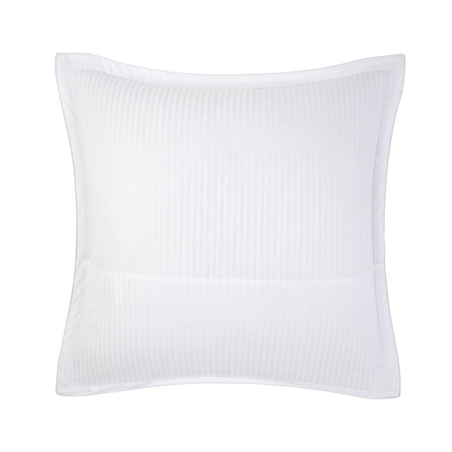 Un oreiller blanc avec un motif rayé dessus est sur un fond blanc.