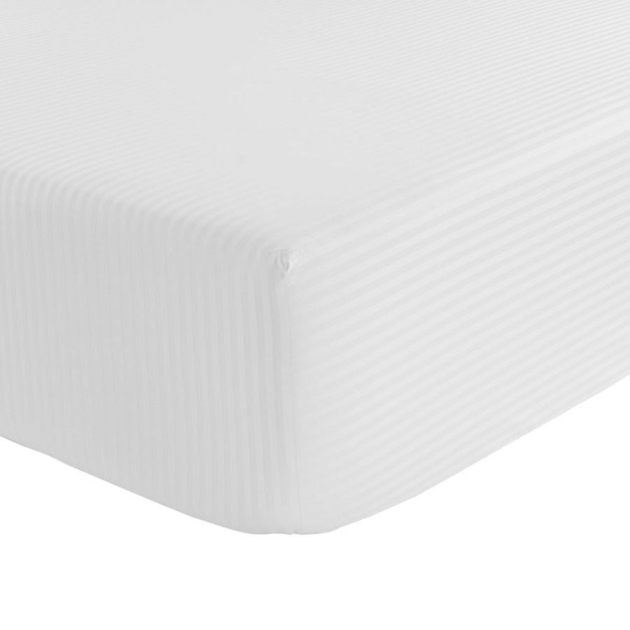 Un gros plan d'un matelas blanc sur fond blanc.