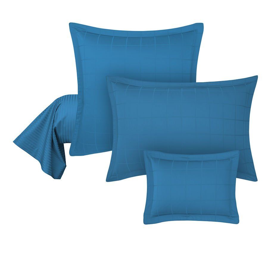 Quatre oreillers bleus sont empilés les uns sur les autres