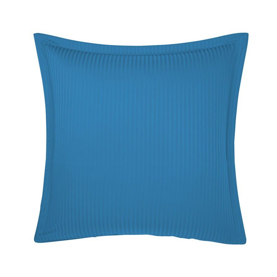 Un coussin carré bleu sur fond blanc