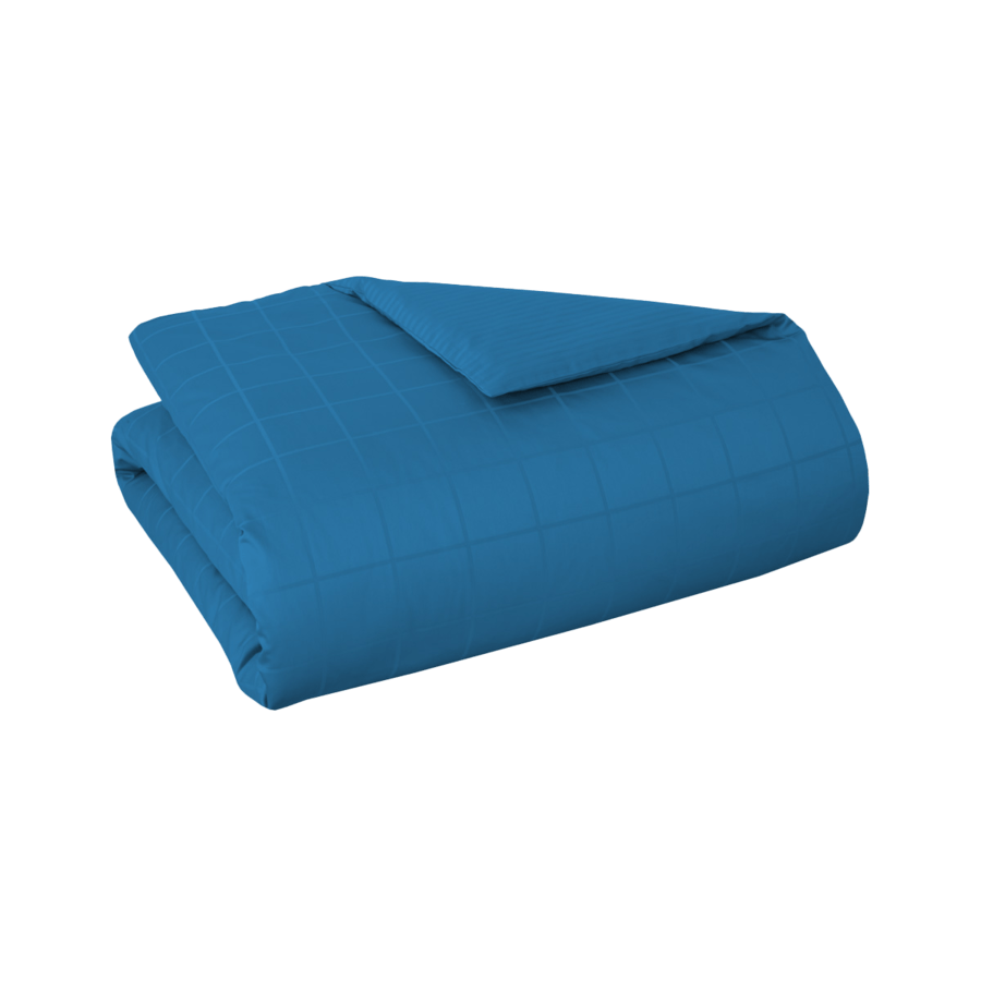 Une couverture bleue est pliée en deux sur un fond blanc