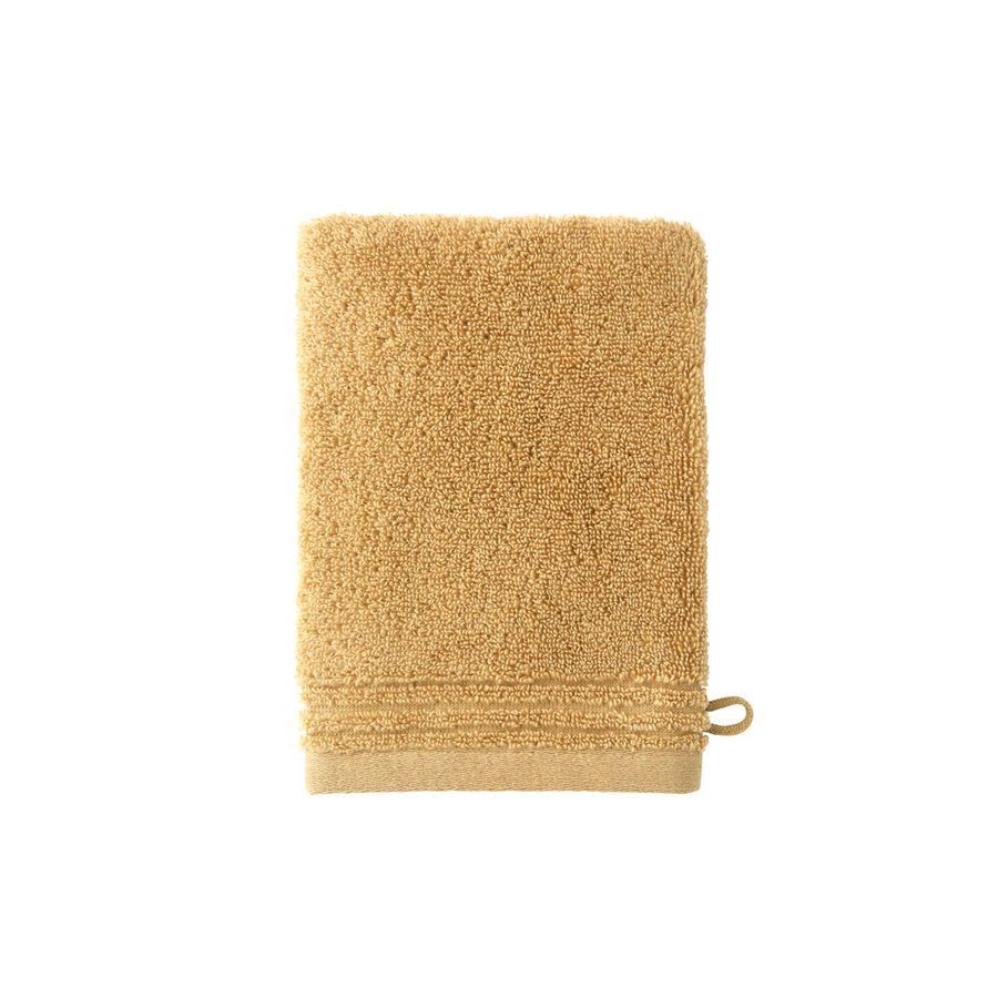 Une serviette jaune avec une poignée sur fond blanc.