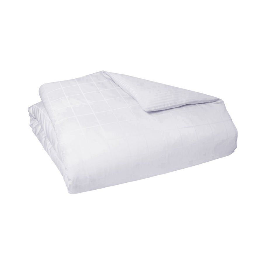 Une couette blanche est posée sur un lit sur un fond blanc.