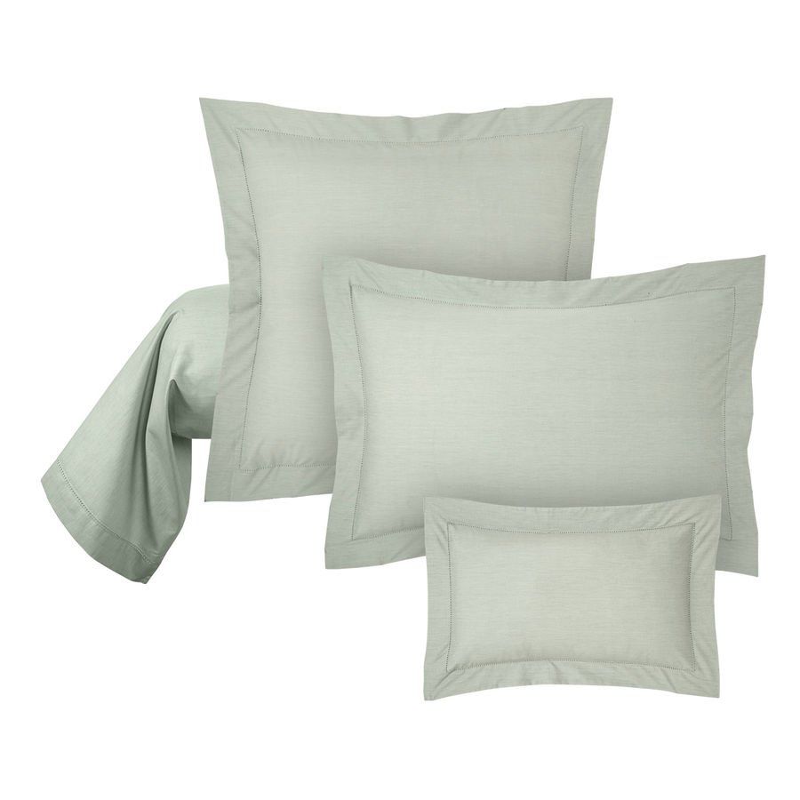 Quatre oreillers de différentes tailles sont empilés les uns sur les autres