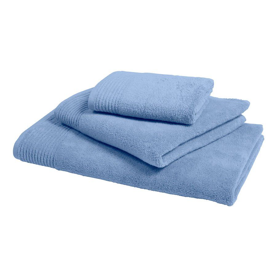 Trois serviettes bleu clair sont empilées les unes sur les autres