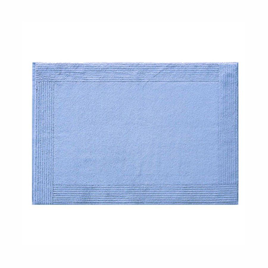 Un tapis de bain bleu clair avec une bordure sur fond blanc.