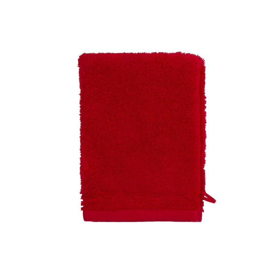 Une serviette rouge avec une fermeture éclair sur fond blanc