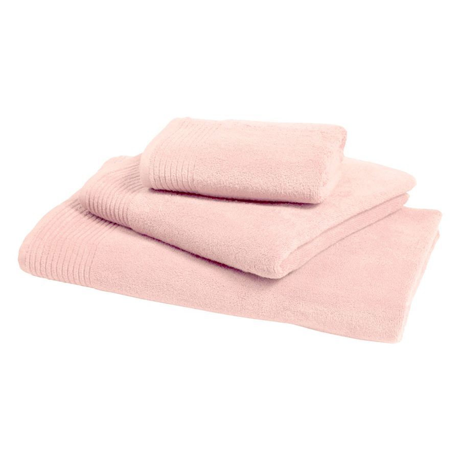 Trois serviettes roses sont empilées les unes sur les autres