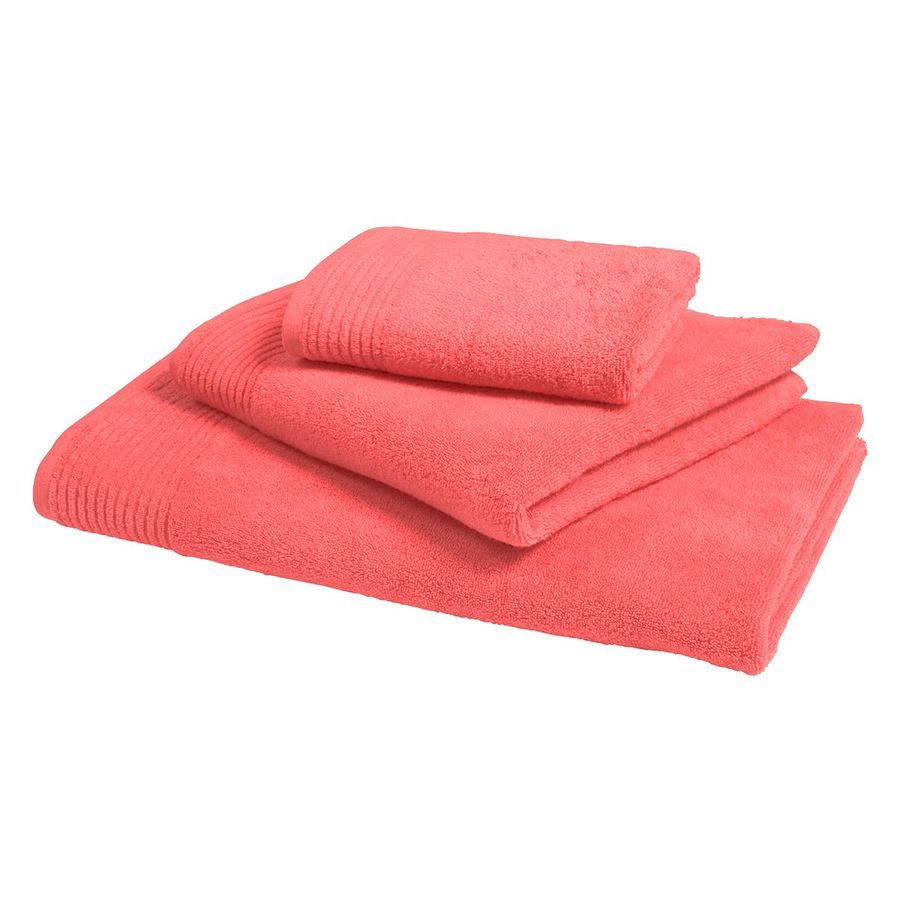 Trois serviettes roses sont empilées les unes sur les autres