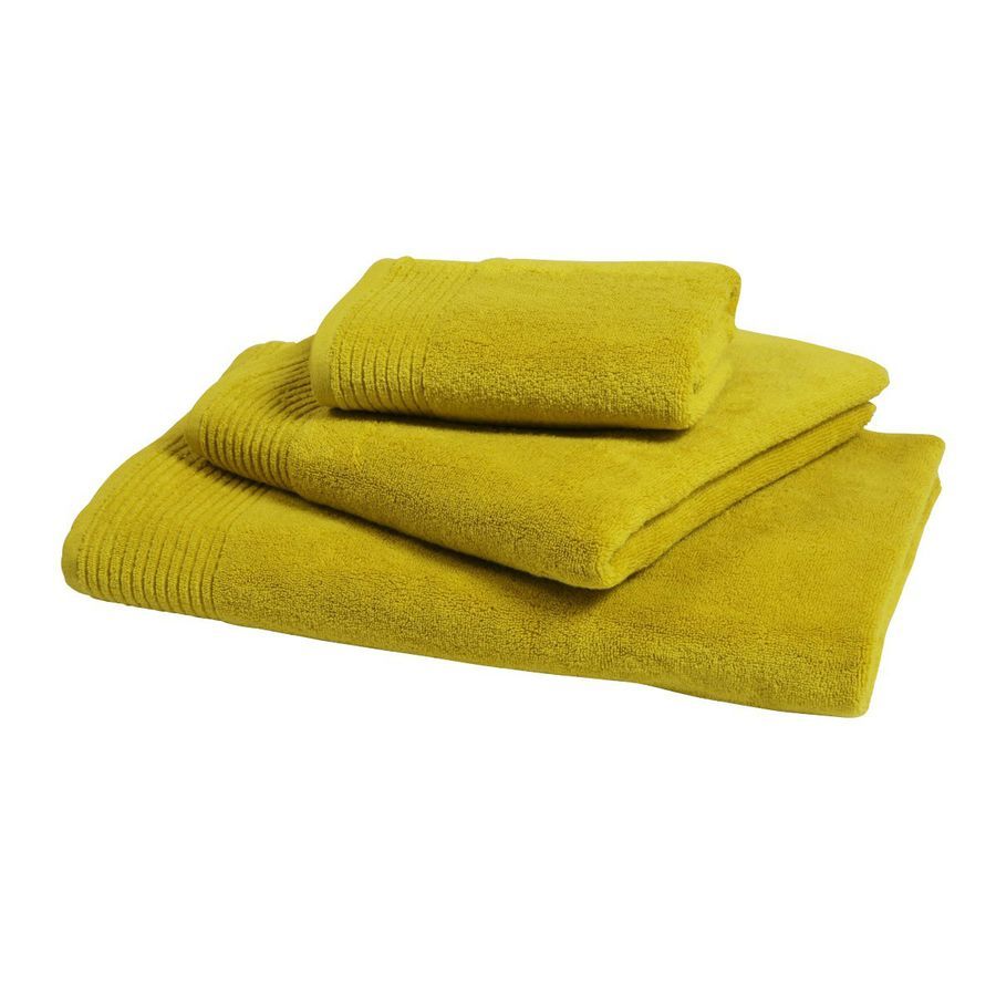 Trois serviettes jaunes sont empilées les unes sur les autres