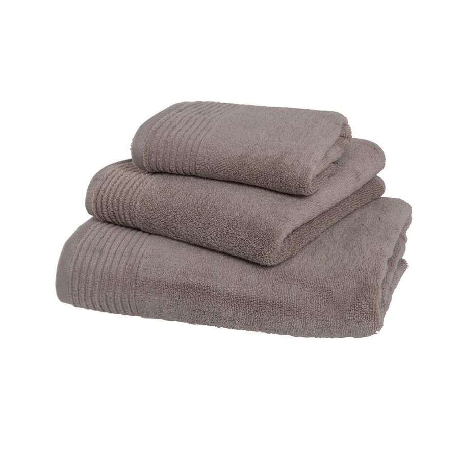 Trois serviettes sont empilées les unes sur les autres sur un fond blanc