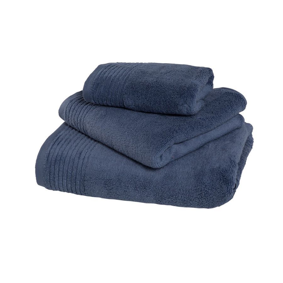 Trois serviettes bleues empilées les unes sur les autres sur un fond blanc