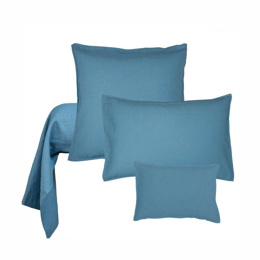 Quatre oreillers bleus sont empilés les uns sur les autres