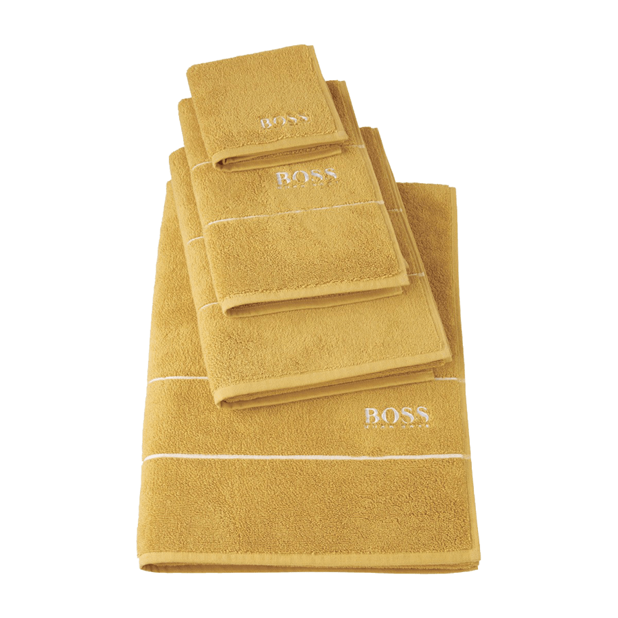 Une pile de serviettes avec le mot boss dessus