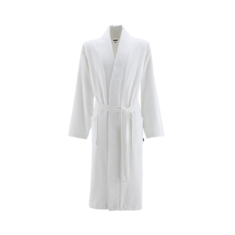 Un peignoir blanc avec un col châle et une ceinture sur fond blanc.