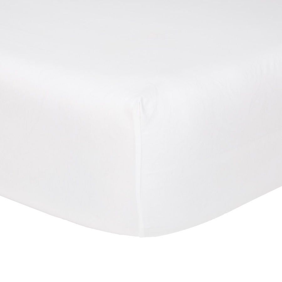 Un drap-housse blanc est posé sur un lit blanc.