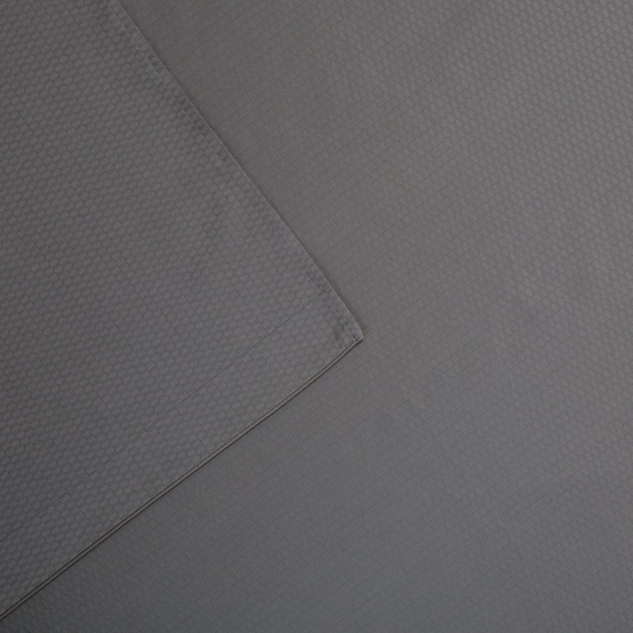 Un gros plan d'un morceau de tissu gris sur une table.