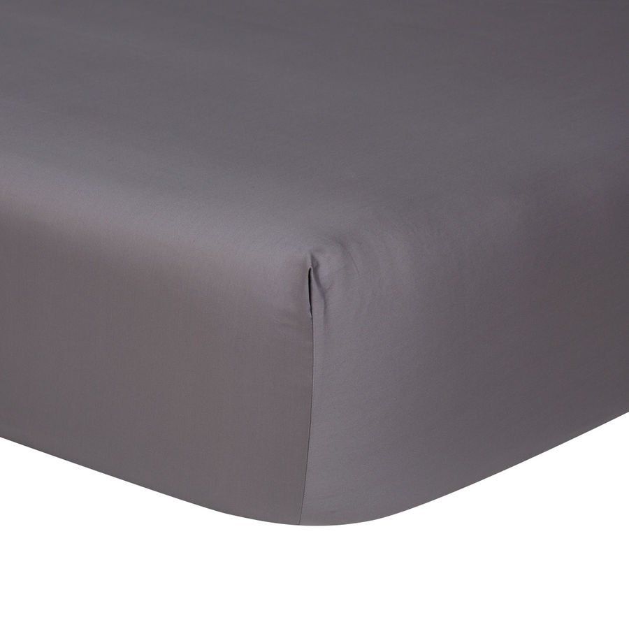 Un gros plan d'un drap gris sur un lit sur fond blanc.