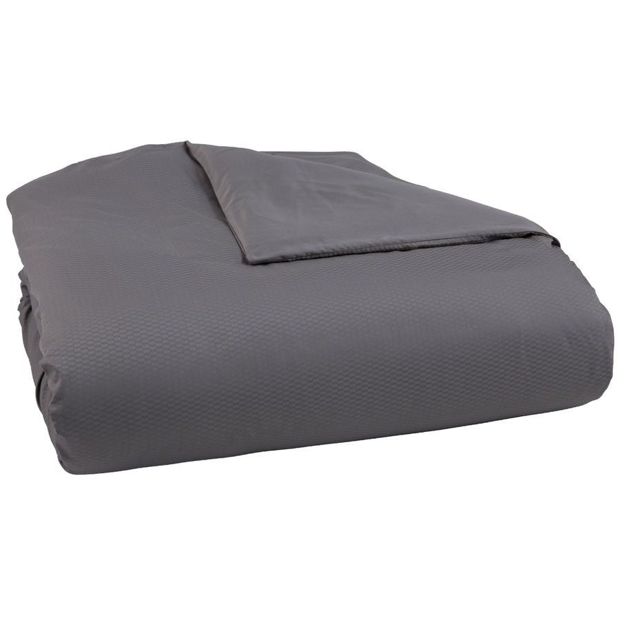 Une couette grise est posée sur un lit sur fond blanc.