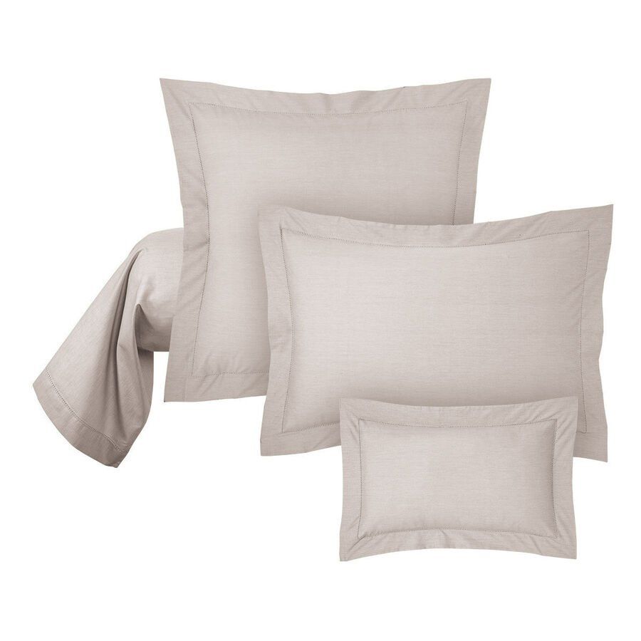 Quatre oreillers de différentes tailles sont empilés les uns sur les autres