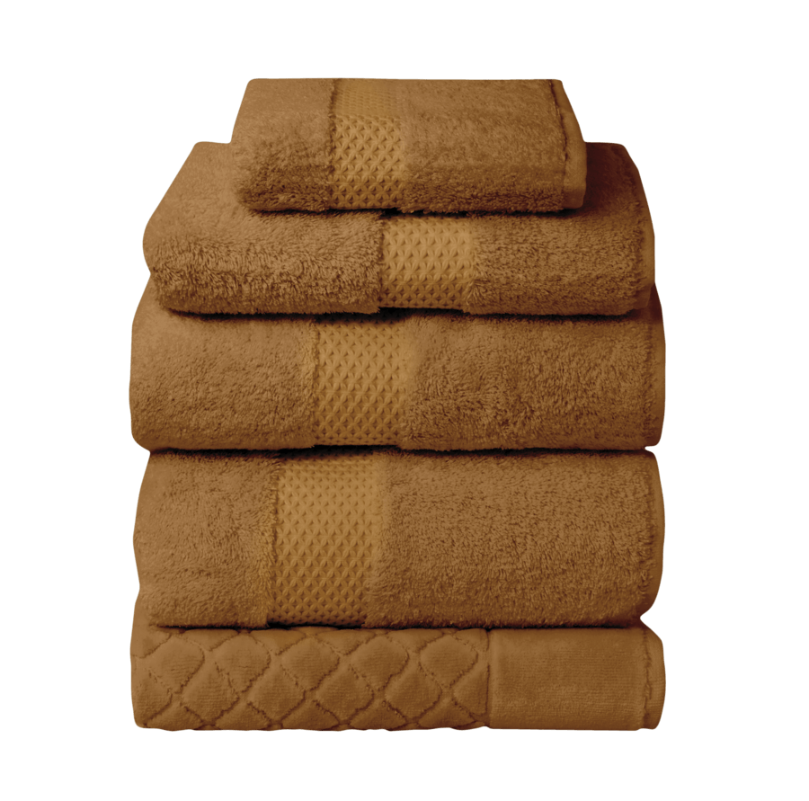 Une pile de serviettes marron sur fond blanc