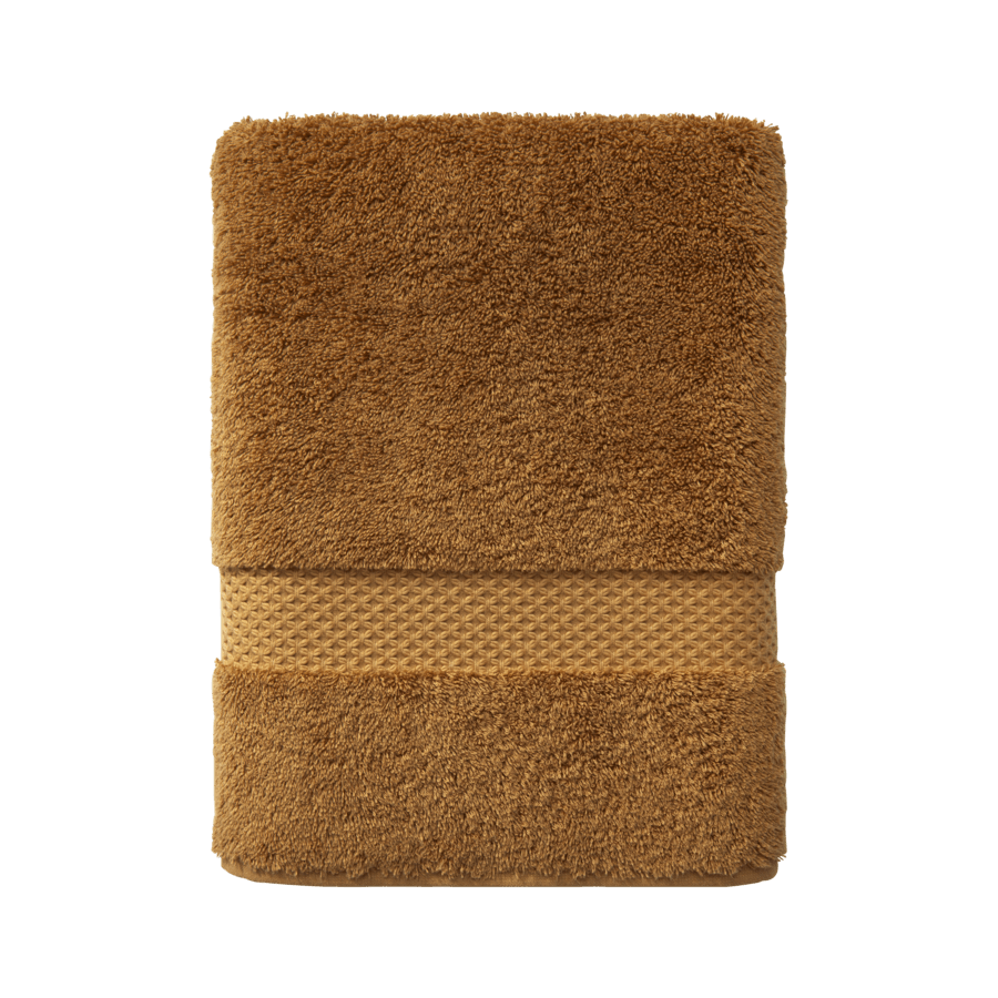 Une serviette marron avec une bande jaune en bas sur un fond blanc.