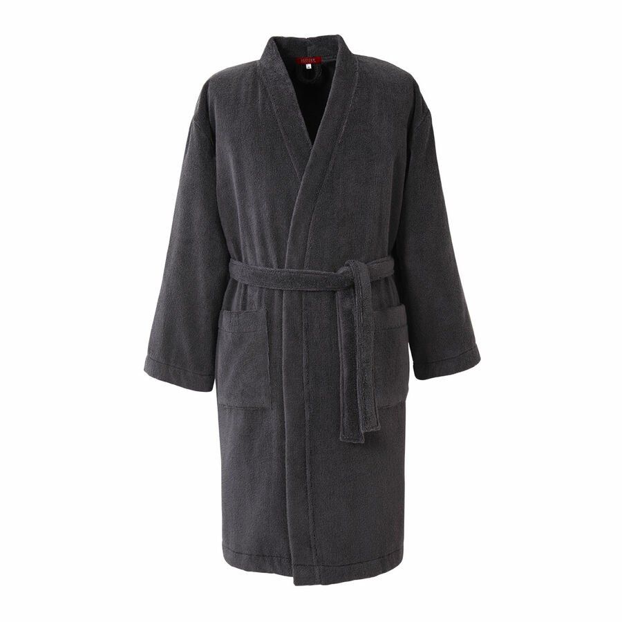 Une robe grise avec une ceinture autour de la taille sur fond blanc