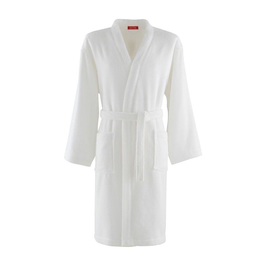 Un peignoir blanc à manches longues et une ceinture sur fond blanc.