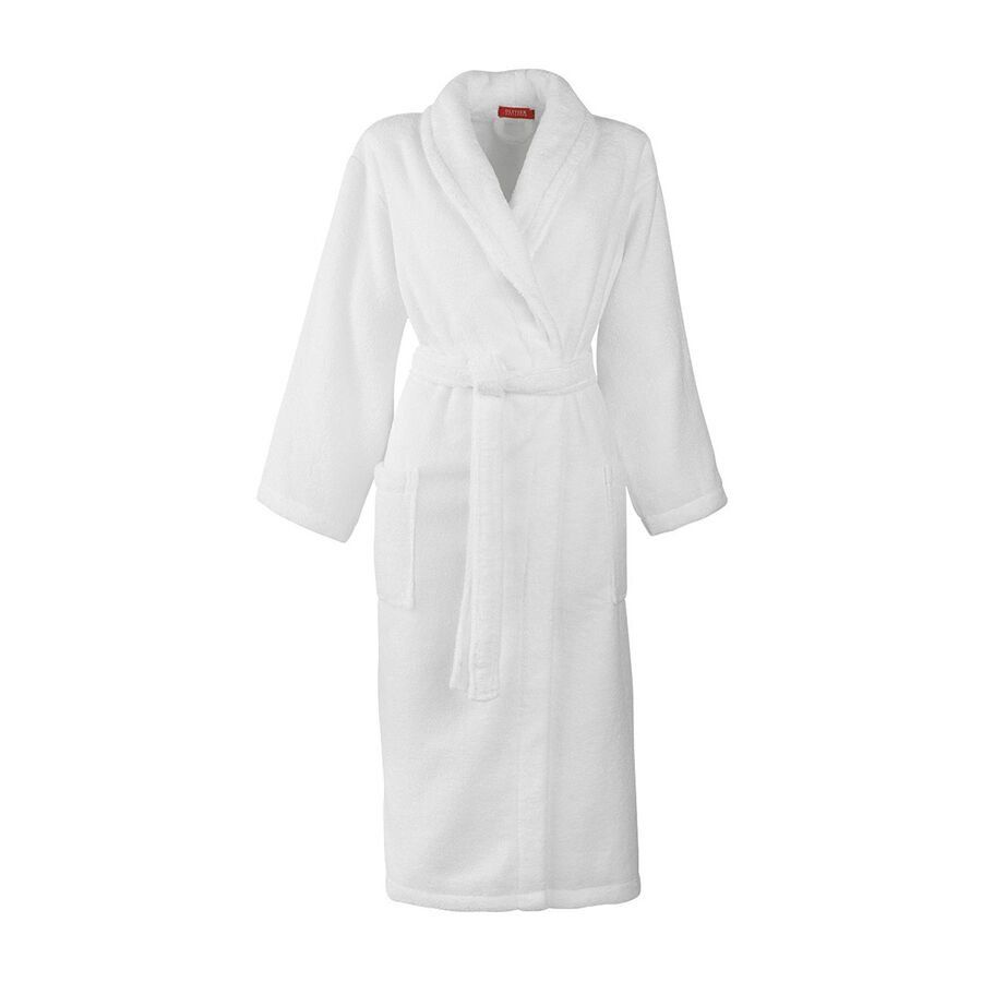 Une robe blanche avec un col châle est sur un fond blanc.