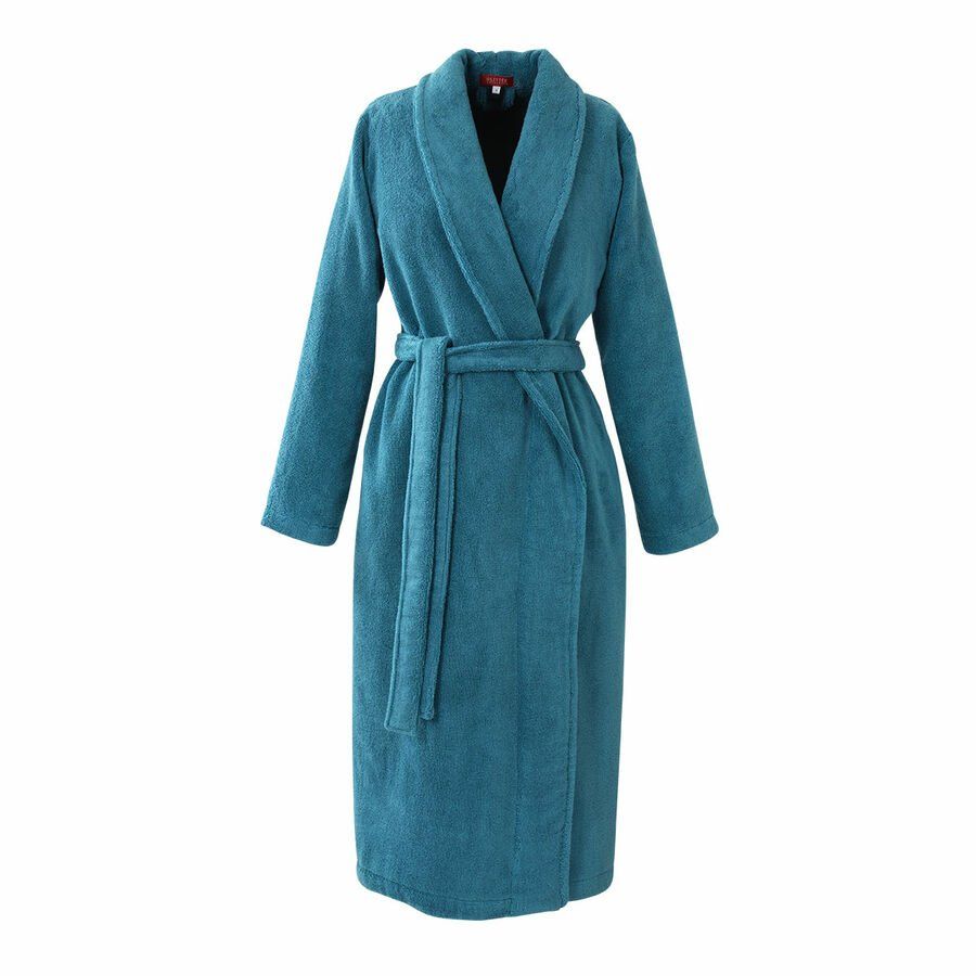 Une robe bleue à manches longues et un col noir