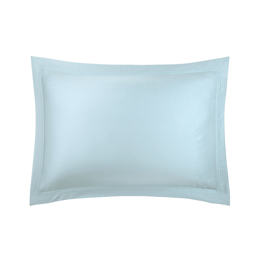 Un coussin bleu clair sur fond blanc.