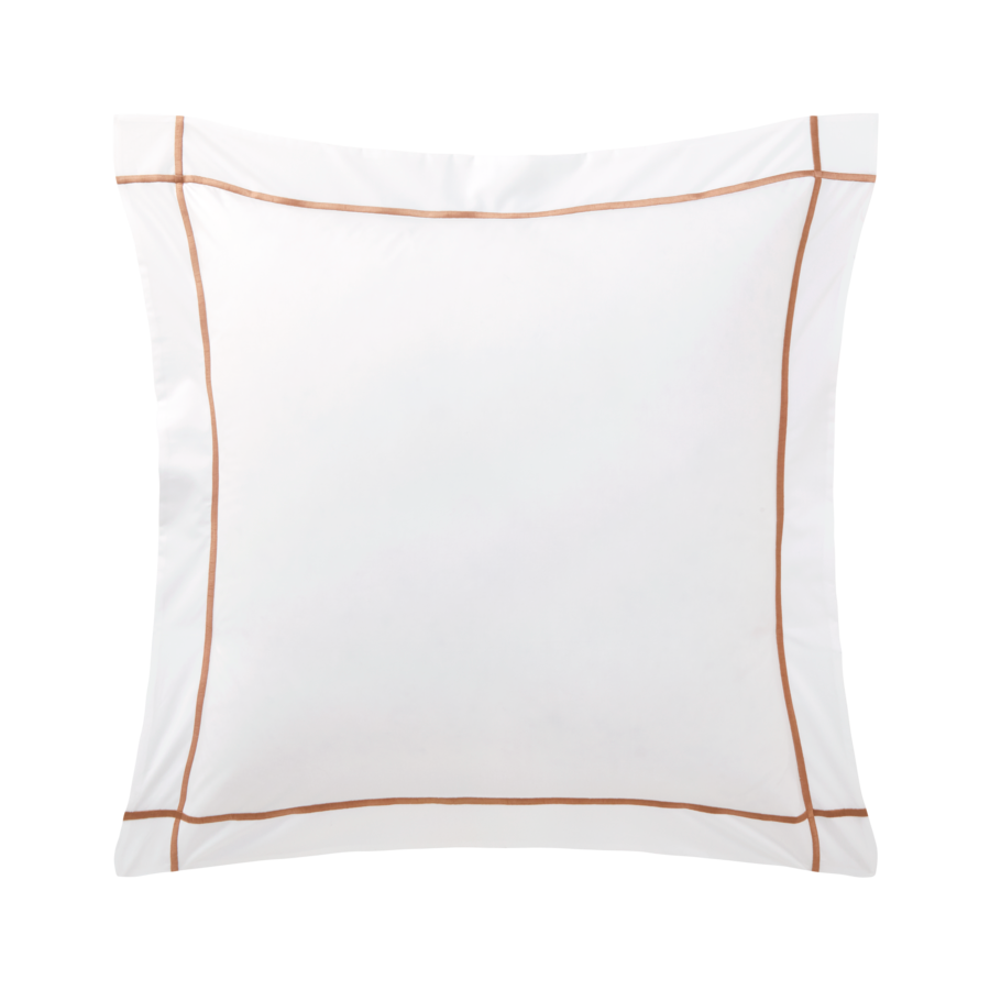 Un oreiller blanc avec une bordure marron sur fond blanc